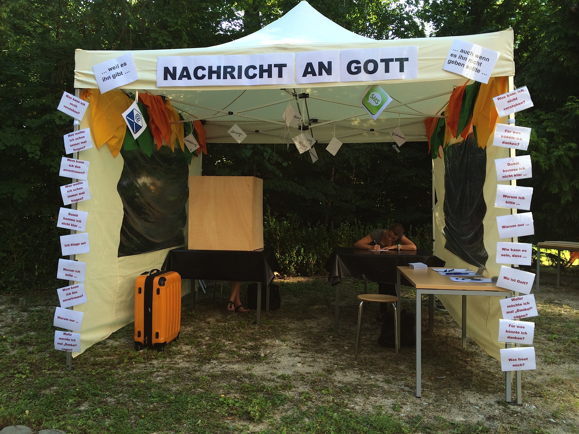 Pavillon mit Schreibgelegenheit unter der Überschrift Nachricht an Gott